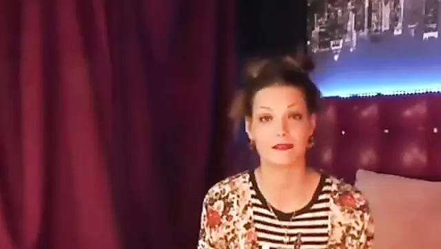 Rusya'da kadın kamerada konuşuyor