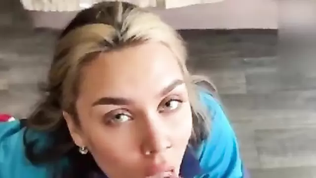 Rus sevgili, mutfakta arkadaşına ağızla zevk veriyor.